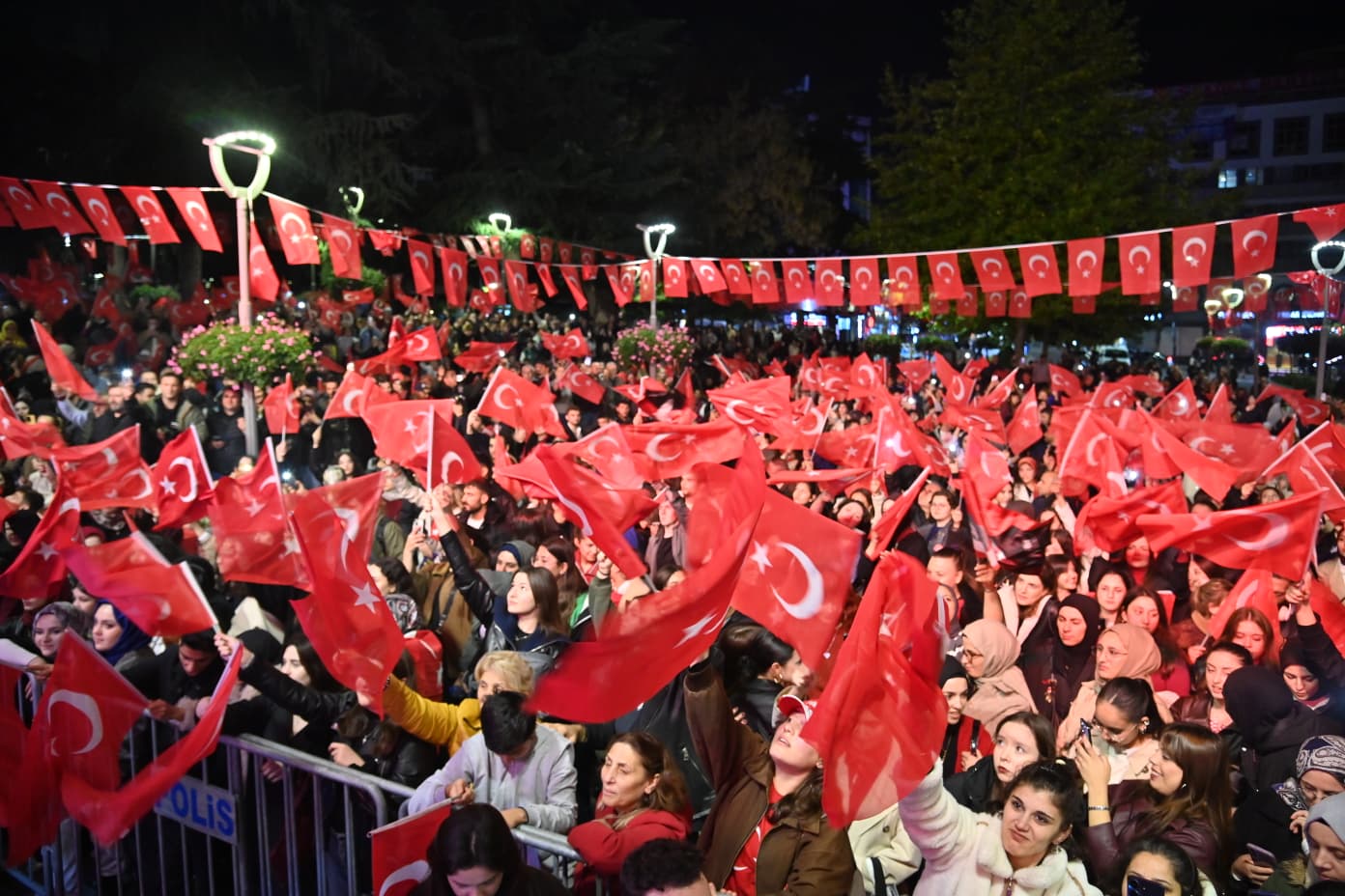 cumhuriyetin-102-yili-trabzonda-binlerce-vatandasin-katildigi-fener-alayiyla-kutlandi.jpg