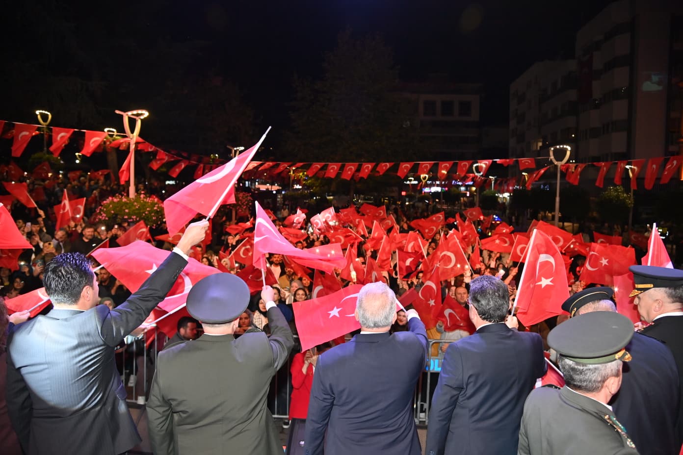 cumhuriyetin-102-yili-trabzonda-binlerce-vatandasin-katildigi-fener-alayiyla-kutlandi2.jpg