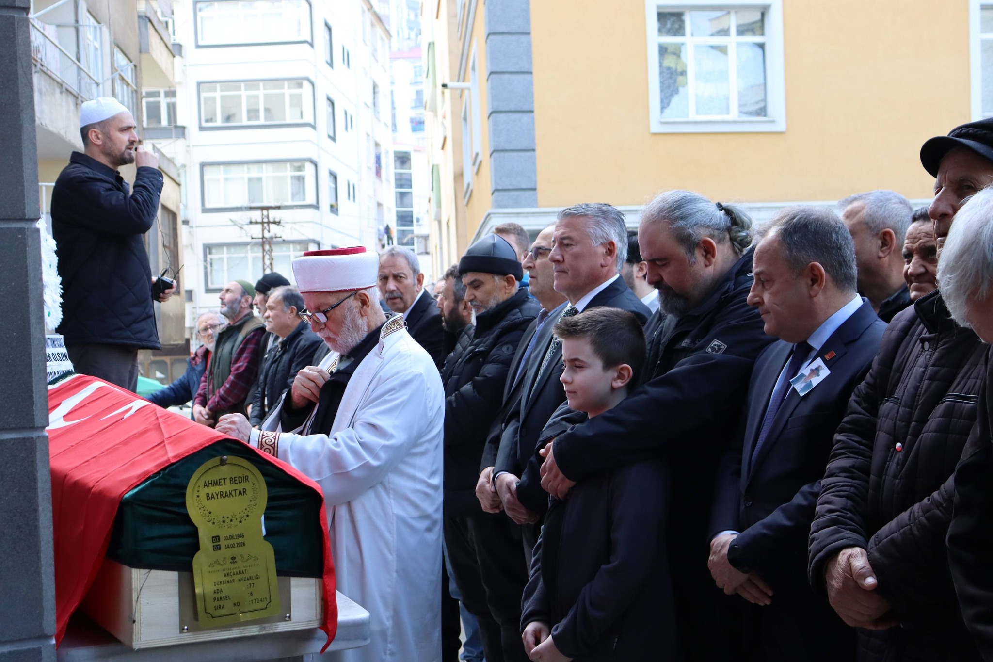 cumhuriyet-halk-partisi-chp-akcaabat-kurucu-ilce-baskani-ahmet-bedir-bayraktar-duzenlenen-torenin-ardindan-ebediyete-ugurlandi1.jpg