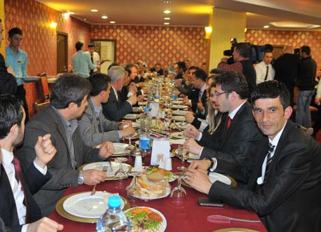 ak-parti-aday-yemek.jpg