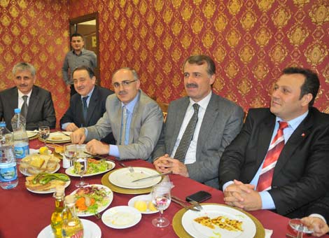 ak-parti-aday-yemek1.jpg