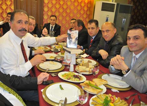 ak-parti-aday-yemek2.jpg