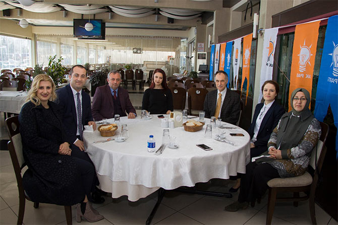 ak-parti-akcaabat-ilce-kadin-kollari-baskanliginin-duzenledigi-kadinlar-gunu-etkinliginde,-mahallelerden-temsilci-bayanlarla-nezih-bir-organizasyon-gerceklestirildi2-001.jpg