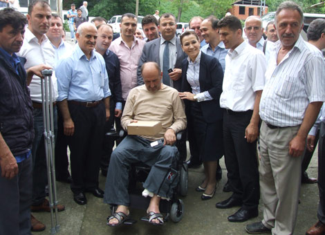 ak-parti-il-yoneticisi-leyla-yavuz,-chp-adacik-belde-baskani’na-tekerlekli-sandalye-hediye-etti..20130530143904.jpg