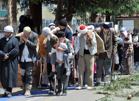 akcaabat-anadolu-imam-hatip-lisesi-ogrencilerinden-“muhacirlik-en-uzun-2-yil”-gosterisi..20130515181641.jpg