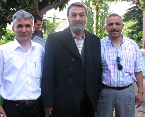 akcaabat-belediye-baskani-sefik-elveda-katya-setini-basti.20120611154631.jpg