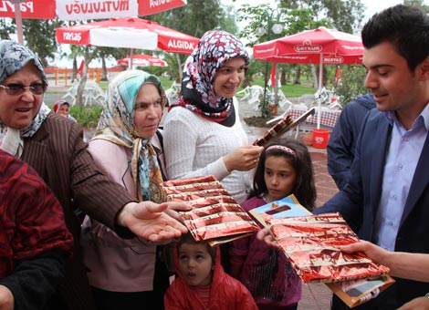 akcaabat-belediyesi,-hayatimizda-onemli-yeri-olan,-bizleri-sabirla-buyuten,-sevgilerini-bizlerden-esirgemeyen,-emektar-annelerimizi-unutmadi..jpg