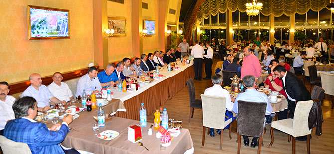 akcaabat-oto-galericiler-derneginden-iftar-verdi1.jpg