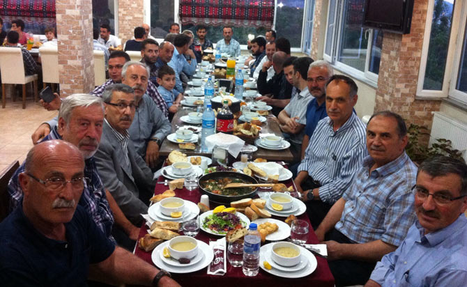 akcaabat-yaylacik-mahallesinde-bulunan-tosun-sanayi-sitesi’nîn-sahibi-mahir-tosun-ve-kardesleri-tarafindan-28-yildir-devam-eden-iftar-gelenegi-bu-yil-da-devam-ettirildi..jpg