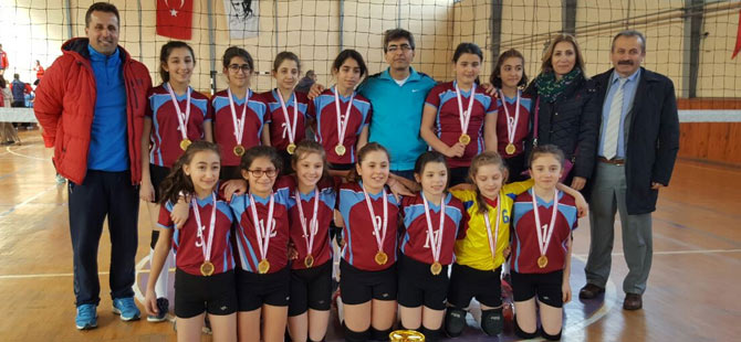 akcaabatin-onemli-egitim-kurumlarindan-m.selami-yardim-ortaokulu-sporculari,-trabzonda-yapilan-kiz-voleybol-musabakalari-ve-erkek-futbol-musabakalarinda-1.-olarak-onemli-bir-basariya-imza-atti..jpg