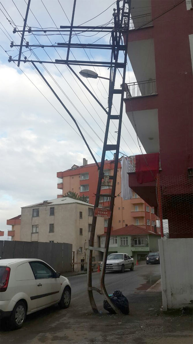 akcaabatta-kamyonun-carptigi-elektrik-diregi-tehlike-saciyor1..jpg