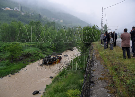 akcaabatta-trafik-kazasi-kamyon-dereye-uctu.jpg