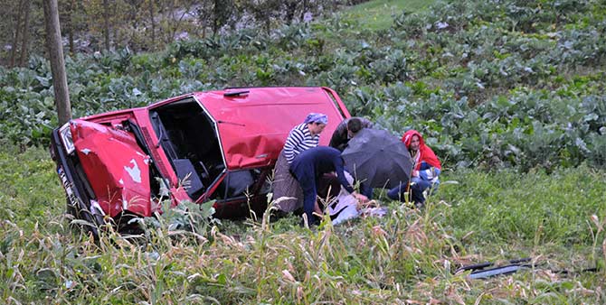 akcaabattan-duzkoy-istikametine-giden-rustu-gediagac-(49)-yonetimindeki-61-er-881-plakali-otomobil,-dortyol-beldesinde-kontrolden-cikarak-sarampole-yuvarlandi..jpg