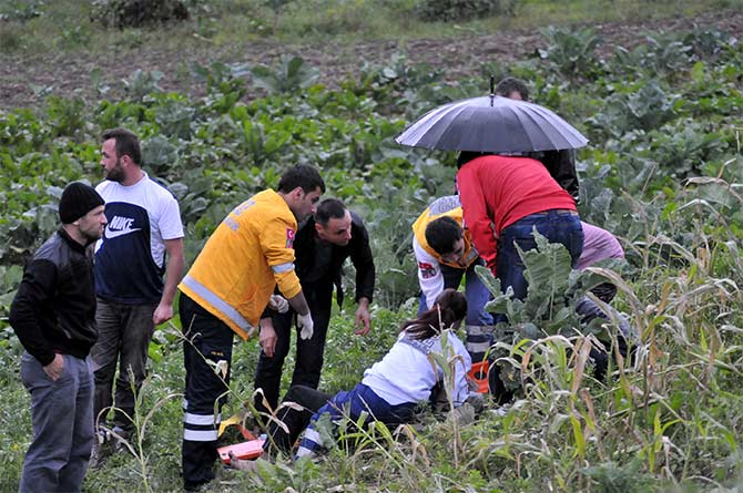 akcaabattan-duzkoy-istikametine-giden-rustu-gediagac-(49)-yonetimindeki-61-er-881-plakali-otomobil,-dortyol-beldesinde-kontrolden-cikarak-sarampole-yuvarlandi1..jpg