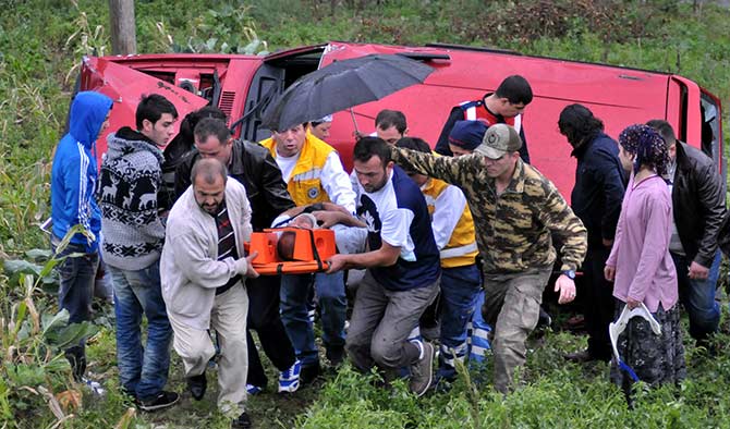 akcaabattan-duzkoy-istikametine-giden-rustu-gediagac-(49)-yonetimindeki-61-er-881-plakali-otomobil,-dortyol-beldesinde-kontrolden-cikarak-sarampole-yuvarlandi2..jpg