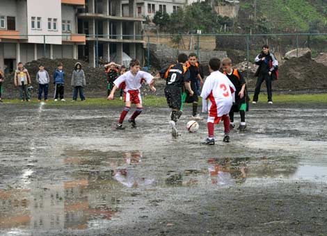 camur-futbol-turnuvasi2.20110416130633.jpg