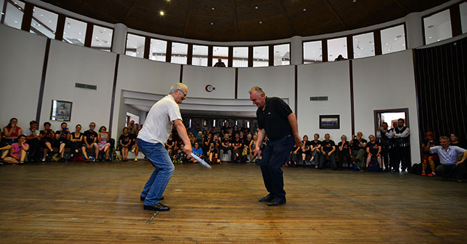 dunyanin-cesitli-ulkelerinden-folklor-tutkunlarinin-yer-aldigi-bir-grup,-bolgemizin-folklorunu-gormek-icin-trabzonun-akcaabat-ilcesinde-geldi1..jpg