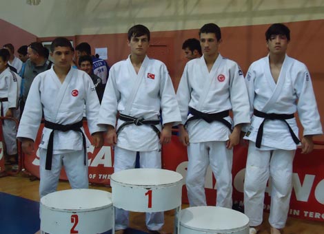 judo-turkiye-sampiyonasi’nda-akcaabatli-sporcularimiz-1-gumus-ve-1-bronz-madalya-aldilar..jpg