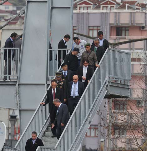 kulturpark-erol-gunaydin-sanat-merkezindeki-bir-etkinlige-katilmak-icin-balikhane-ile-terminal-arasinda-insa-edilen-ust-gecidi-kullanan-akcaabat-protokolu-de,-ustgecidin-islevsizligini-bizzat-musahede-etme-imkâni-buldu..jpg