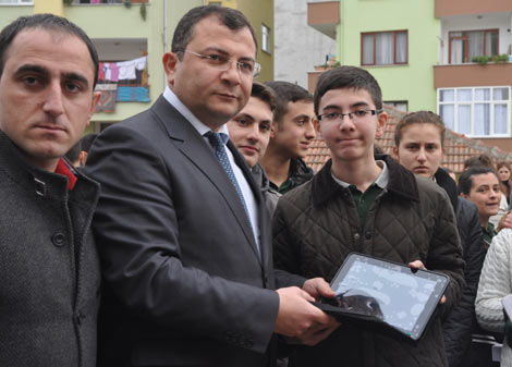milli-egitim-bakanliginin-fatih-projesi-kapsaminda,-akcaabat’ta-196-ogrenci-ve-52-ogretmene,-248-adet-tablet-bilgisayar-dagitildi.-(4).jpg