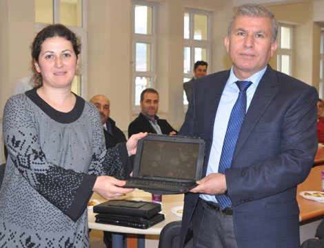 milli-egitim-bakanliginin-fatih-projesi-kapsaminda,-akcaabat’ta-196-ogrenci-ve-52-ogretmene,-248-adet-tablet-bilgisayar-dagitildi.-(5).jpg