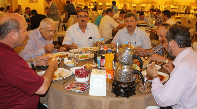 sefik-turkmen-iftarda1.jpg