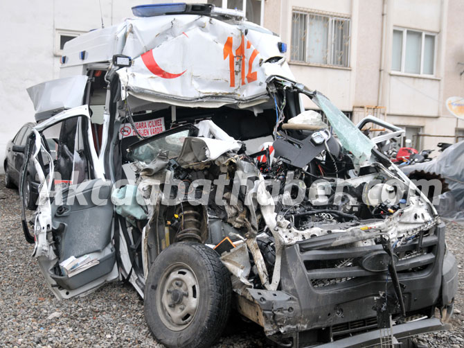 trabzon’da-hasta-tasiyan-ambulans-kaza-yapti,-1-kisi-oldu,-3-kisi-de-yaralandi.4.jpg