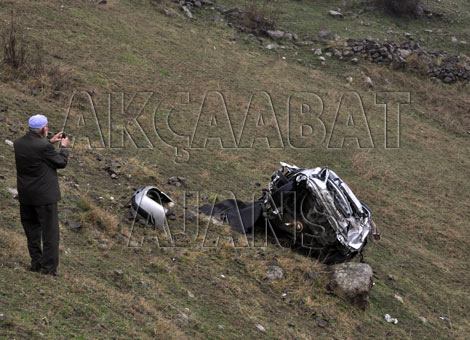 trabzon’un-akcaabat-ilcesinde-sarampole-yuvarlanan-otomobildeki-2-kisi-oldu.-ilcenin-yildizli-beldesinde-sami-suer-yonetimindeki-61-km-372-plakali-otomobil-surucunun.20130228120705.jpg