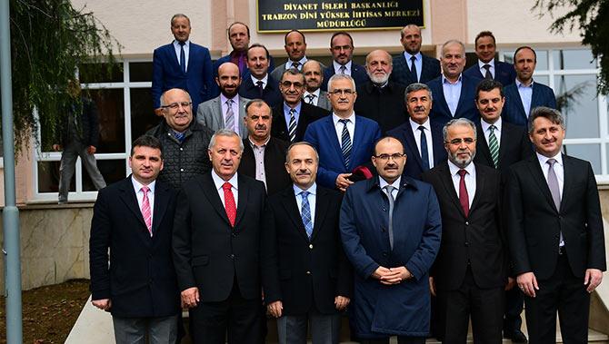 trabzon-valisi-ismail-ustaoglu,-diyanet-isleri-baskanligi-himayelerinde-trabzon-dini-yuksek-ihtisas-merkezi-mudurlugu-15.-donem-ihtisas-ve-8.-donem-tashih-i-huruf-kursu-mezuniyet-torenine-katildi1..jpg