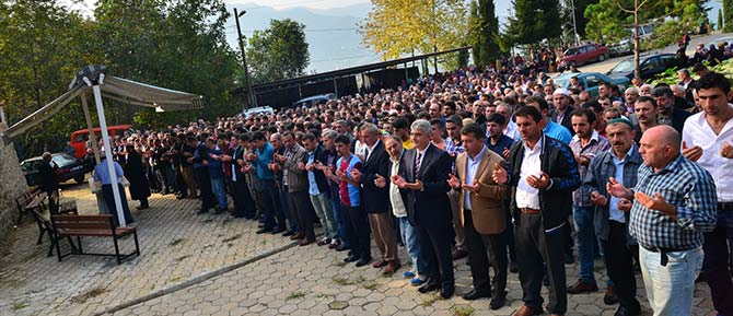 trabzonun-of-ilcesinde-calistigi-ozel-bir-cay-fabrikasinin-catisindan-duserek-agir-yaralanan-ve--kaldirildigi-hayatini-kaybeden-yusuf-babur-son-yolculuguna-ugurlandi2.jpg