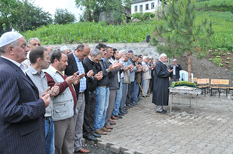 uzun-yillar-gurbette-yasamini-calisarak-geciren-ve-emekli-olduktan-sonra-95-yasindaki-annesine-bakmak-icin-turkiye’ye-kesin-donus-yapan-akcaabatli-hamdi-kalayci,-annesine-bakamadan-hayatini-kaybetti-(3).jpg